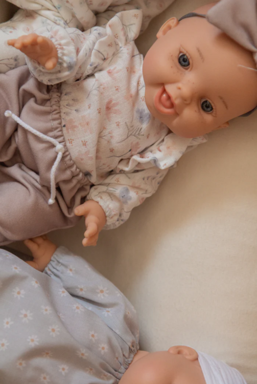 PAOLA REINA | Bébé Gordis - Rachel avec chandail fleuris, pantalon et boucle