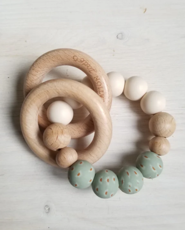 CRÉATION JADE | Hochet Minimaliste - Créme & Sauge à point