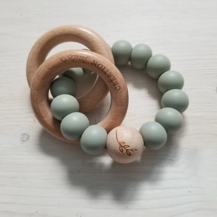 Création Jade | Hochet Feuille d'eucalyptus - Sauge