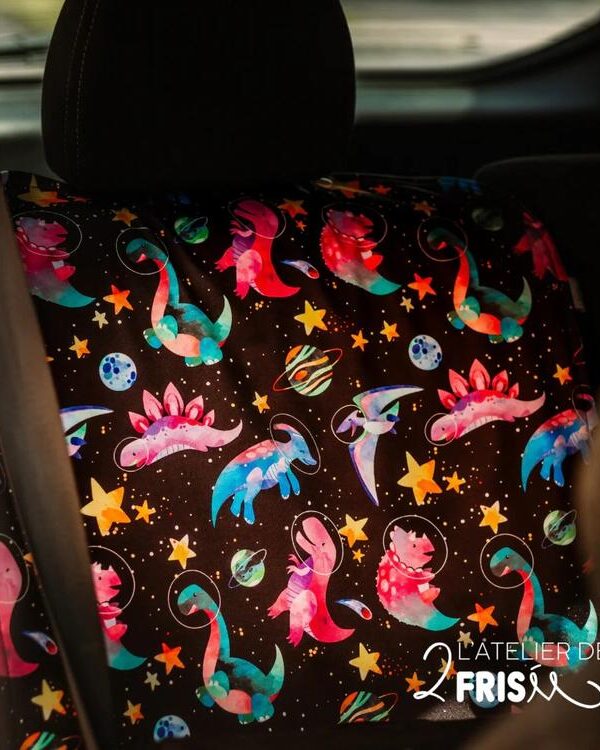 L'ATELIER DES 2 FRISÉES | Protège Siège de Voiture - Dinosaures de l'espace roses