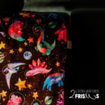L'ATELIER DES 2 FRISÉES | Protège Siège de Voiture - Dinosaures de l'espace roses