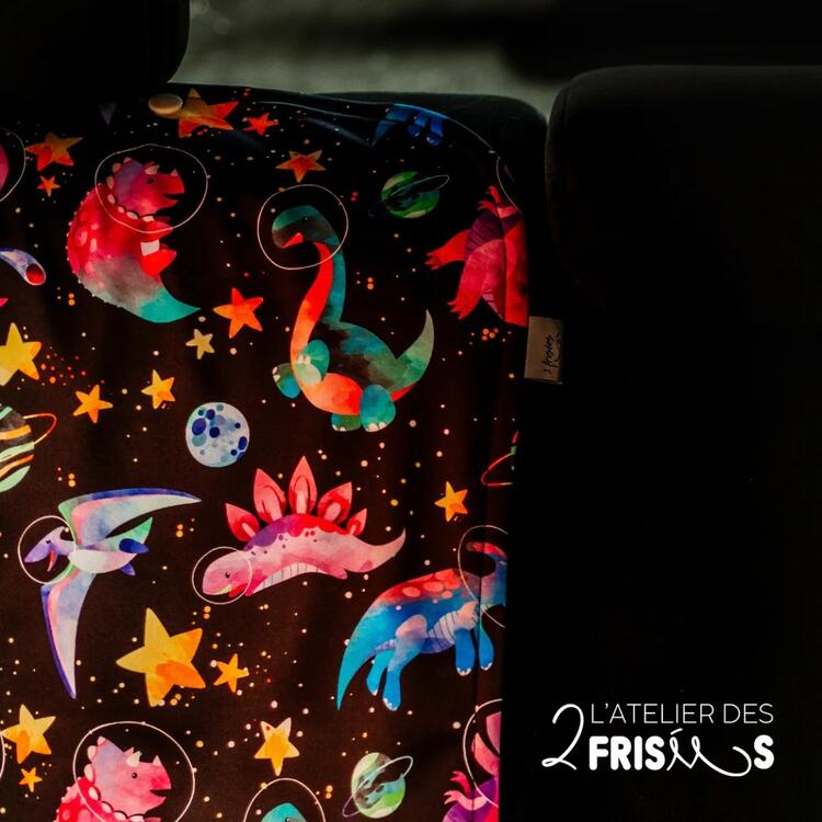 L'ATELIER DES 2 FRISÉES | Protège Siège de Voiture - Dinosaures de l'espace roses