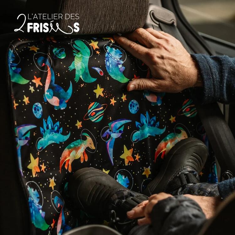 L'ATELIER DES 2 FRISÉES | Protège Siège de Voiture - Dinosaures de l'espace bleus
